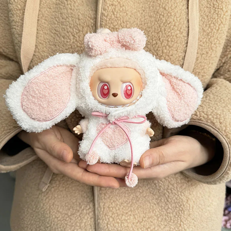 labubu konijntje in een pluche outfit zittend