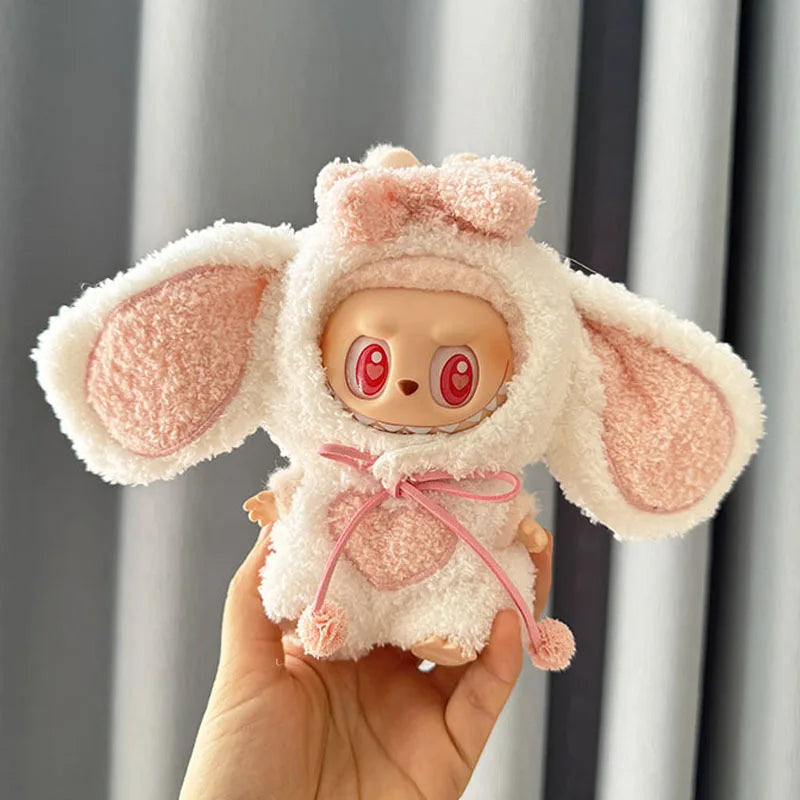 labubu konijntje in een pluche outfit zittend