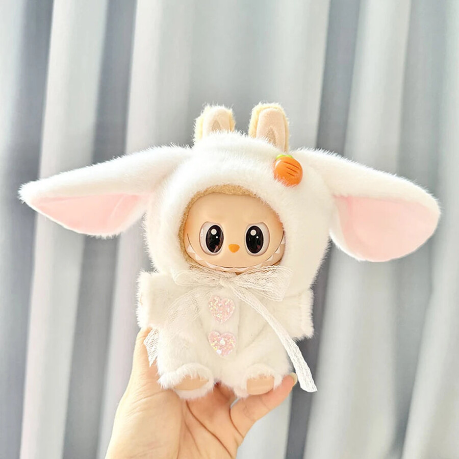 labubu konijntje in een pluche outfit zittend