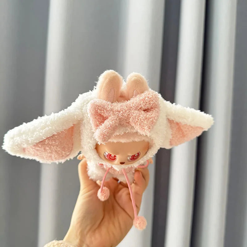 labubu konijntje in een pluche outfit zittend
