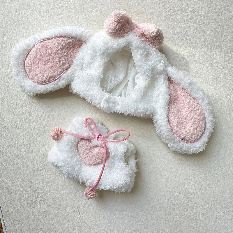 labubu konijntje in een pluche outfit zittend