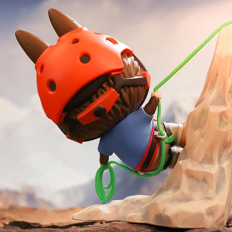 pop mart the monsters labubu climber 200 beeldje